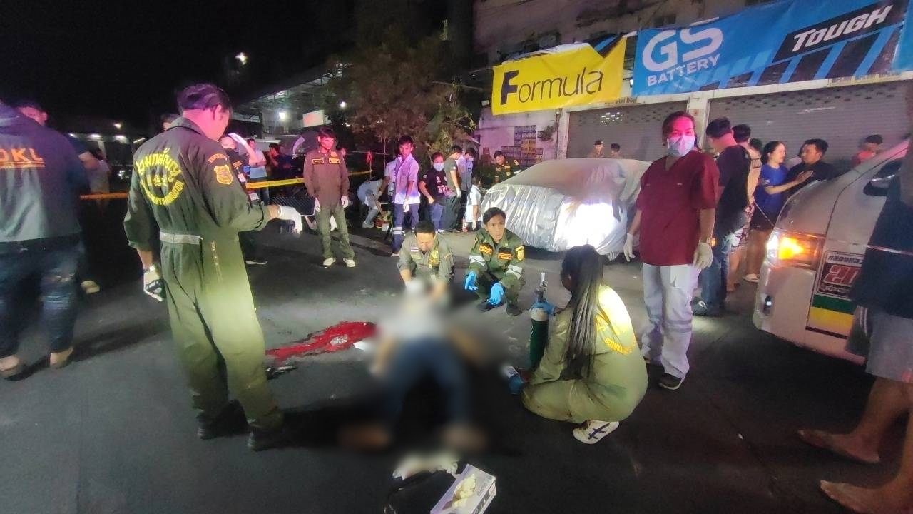 ปทุมธานี หนุ่มใหญ่ทะเลาะกับเมียคว้าปืนยิงสาหัส ลูกสาวเพื่อนโดนลูกหลงบาดเจ็บ ก่อนยิงตัวเองเจ็บตาม