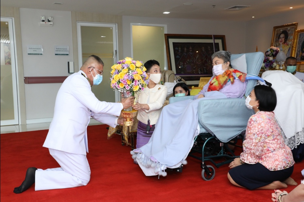 กรมหมื่นสุทธนารีนาถ ทรงรับของขวัญพระราชทานจาก ในหลวง พระราชินี เนื่องในวันคล้ายวันประสูติ