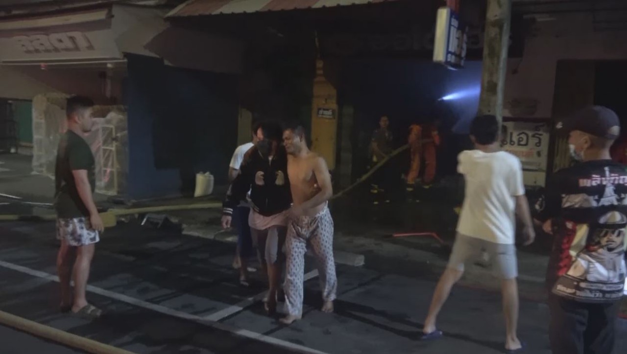  ไฟไหม้บ้าน3ชีวิตปีนหน้าต่างหนีตายอลหม่าน ลูก11ขวบสำลักควันหามส่งรพ.
