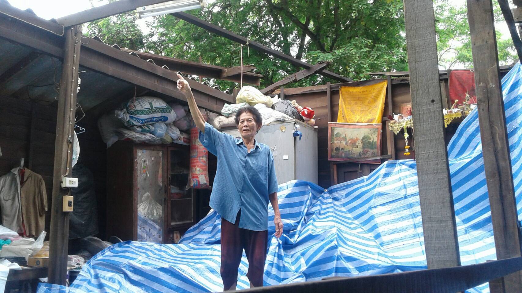 ลมพายุกระหน่ำพัดหลังคาชาวบ้านย่านลำลูกกาเสียหาย