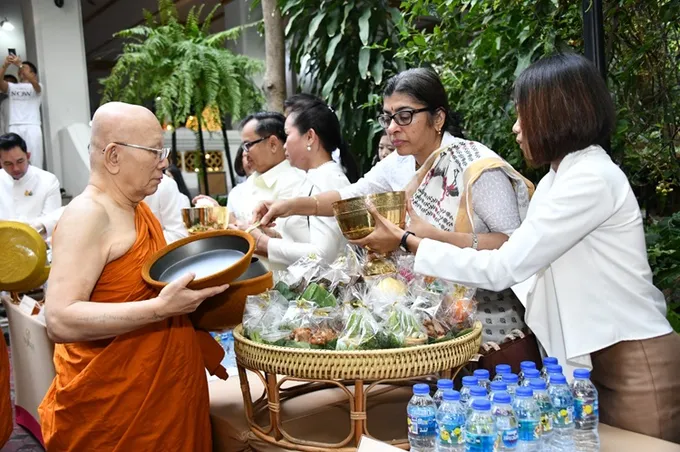 คณะทูตนับถือพุทธร่วมตักบาตรเวียนเทียนมาฆบูชา