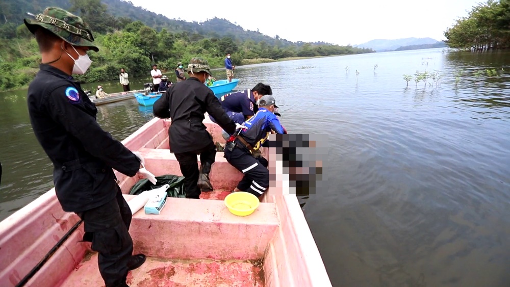 2 ผัวเมียขับเรือข้ามอ่างเก็บน้ำ เจอเงาดำนึกว่าจระเข้ แต่ไม่ใช่เป็นศพคนจมน้ำ 