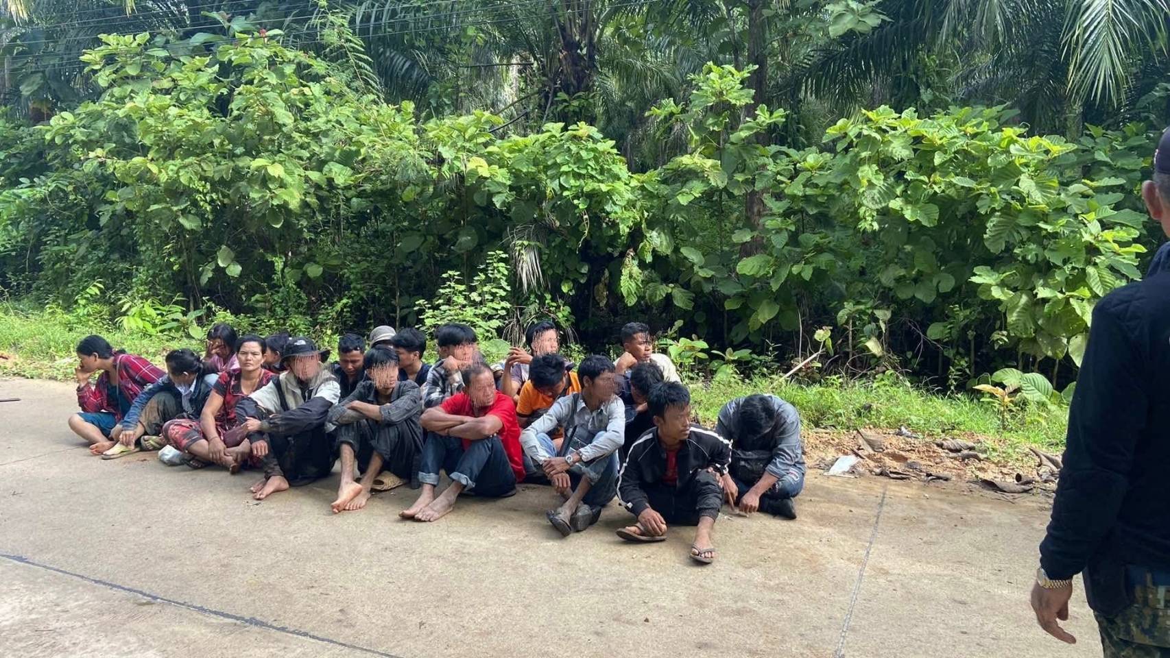รวบ 39 แรงงานเถื่อนเมียนมา ทะลักทองผาภูมิ-ยึดรถ 2 คัน คนขับเผ่นหนีเข้าป่า