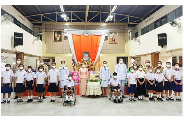 “ในหลวง-พระราชินี" โปรดเกล้าฯพระราชทานเงิน สิ่งของเครื่องอุปโภคบริโภค และเวชภัณฑ์ทางการแพทย์ เนื่องในโอกาสวันคล้ายวันประสูติ สมเด็จพระเจ้าลูกเธอ เจ้าฟ้าสิริวัณณวรี นารีรัตนราชกัญญา