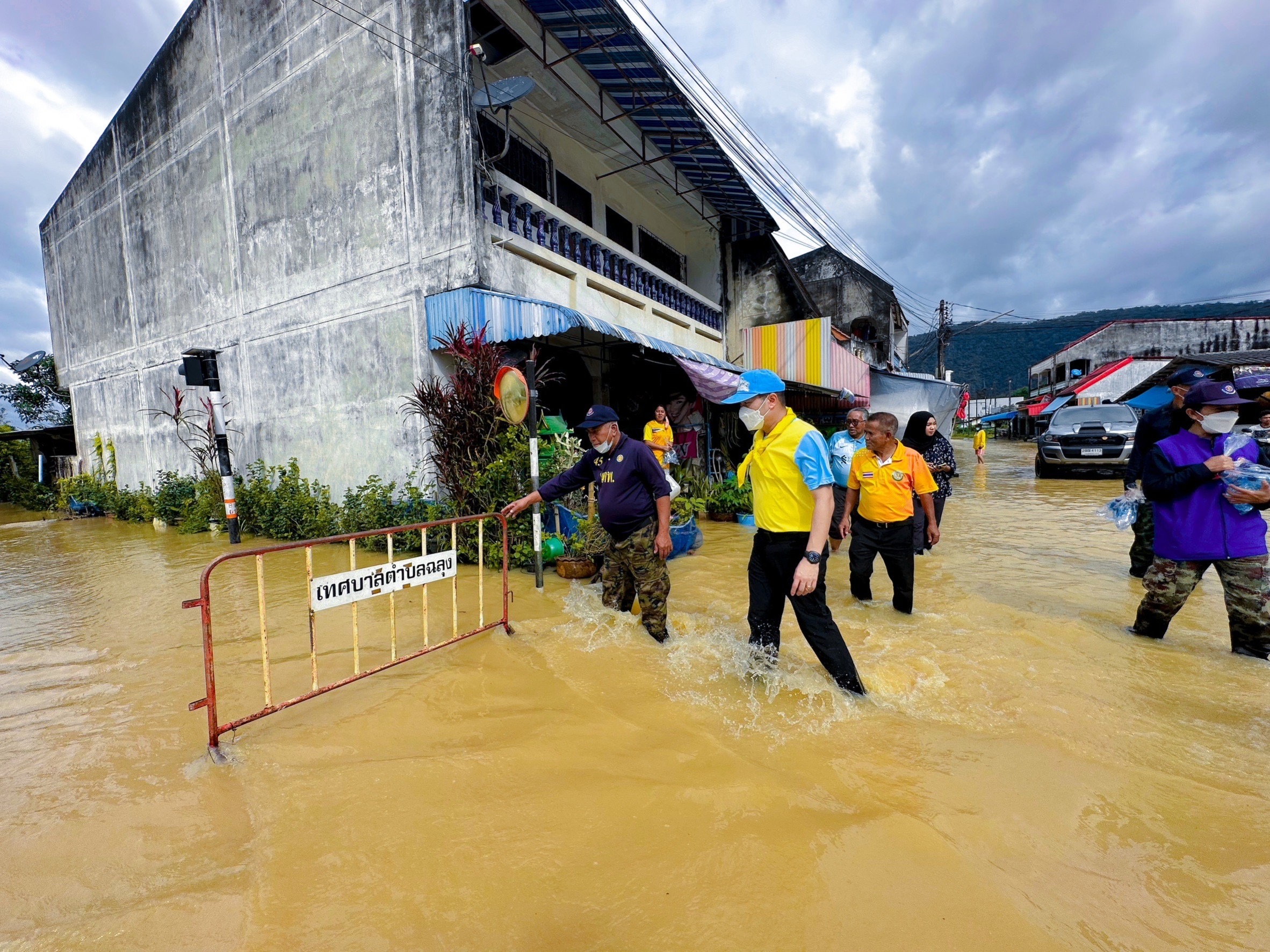 กองทัพไทยจัดส่งกำลังพลชุดบรรเทาสาธารณภัยเคลื่อนที่เร็ว รถผลิตน้ำดื่ม ลงพื้นที่ช่วยน้ำท่วมสตูล