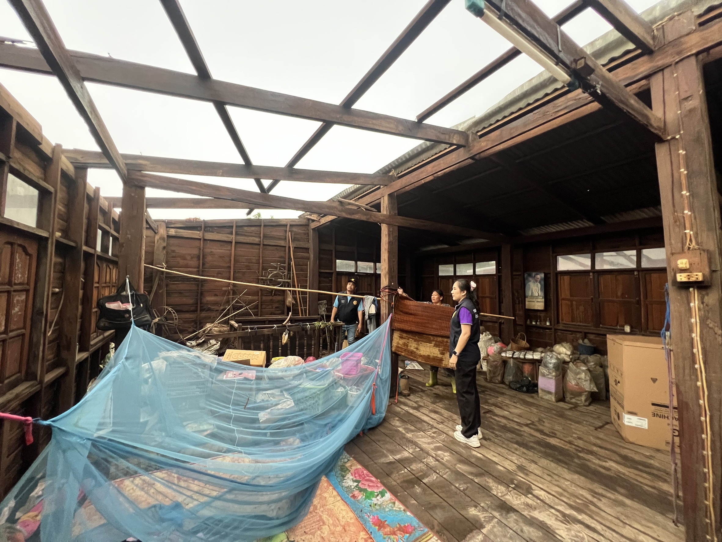 พายุลมฝนพัดถล่มหนองบัวลำภูบ้านเรือนเสียหาย จำนวน 497 หลังคาเรือน
