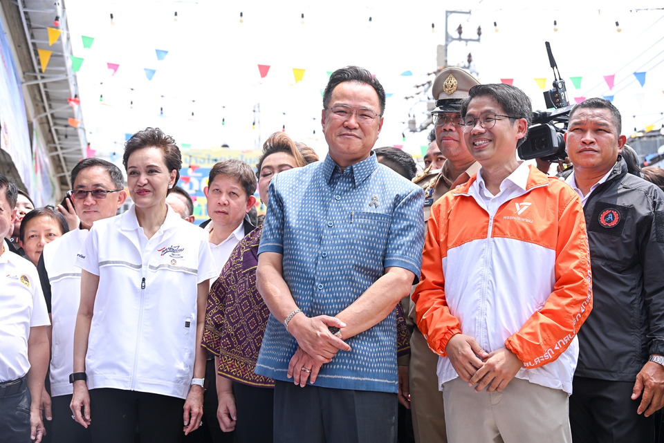 "นายกฯหนู" คิกออฟ “ไทยช่วยไทย” ลุยตลาดบางใหญ่ ช้อปกระจาย "สส.นนท์ พรรคส้ม" ร่วมต้อนรับ “อนุทิน” เรียกมาใกล้ๆ บอกไม่ใช่ฝ่ายค้าน 