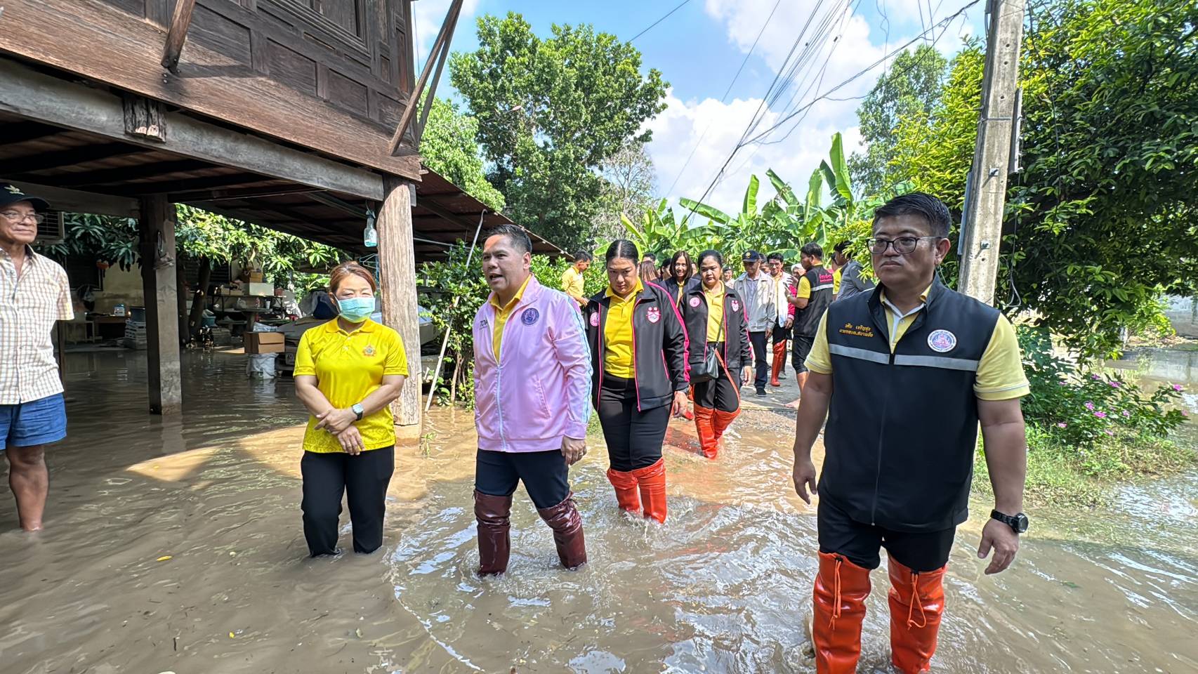 "วราวุธ"ลงพื้นที่เมืองสุพรรณบุรีดูสถานการณ์น้ำในแม่น้ำท่าจีนเป็นห่วงกลุ่มเปราะบาง 