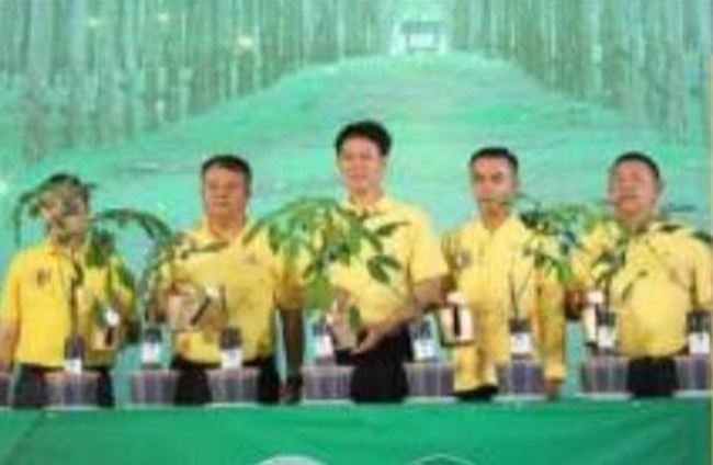  เปิดโครงการ ‘รวมใจภักดิ์ หลอมรักษ์ สืบสานการพัฒนาที่ยั่งยืน เฉลิมพระเกียรติฯ’ เพื่อลดต้นทุน-เพิ่มรายได้ชาวสวนยาง 