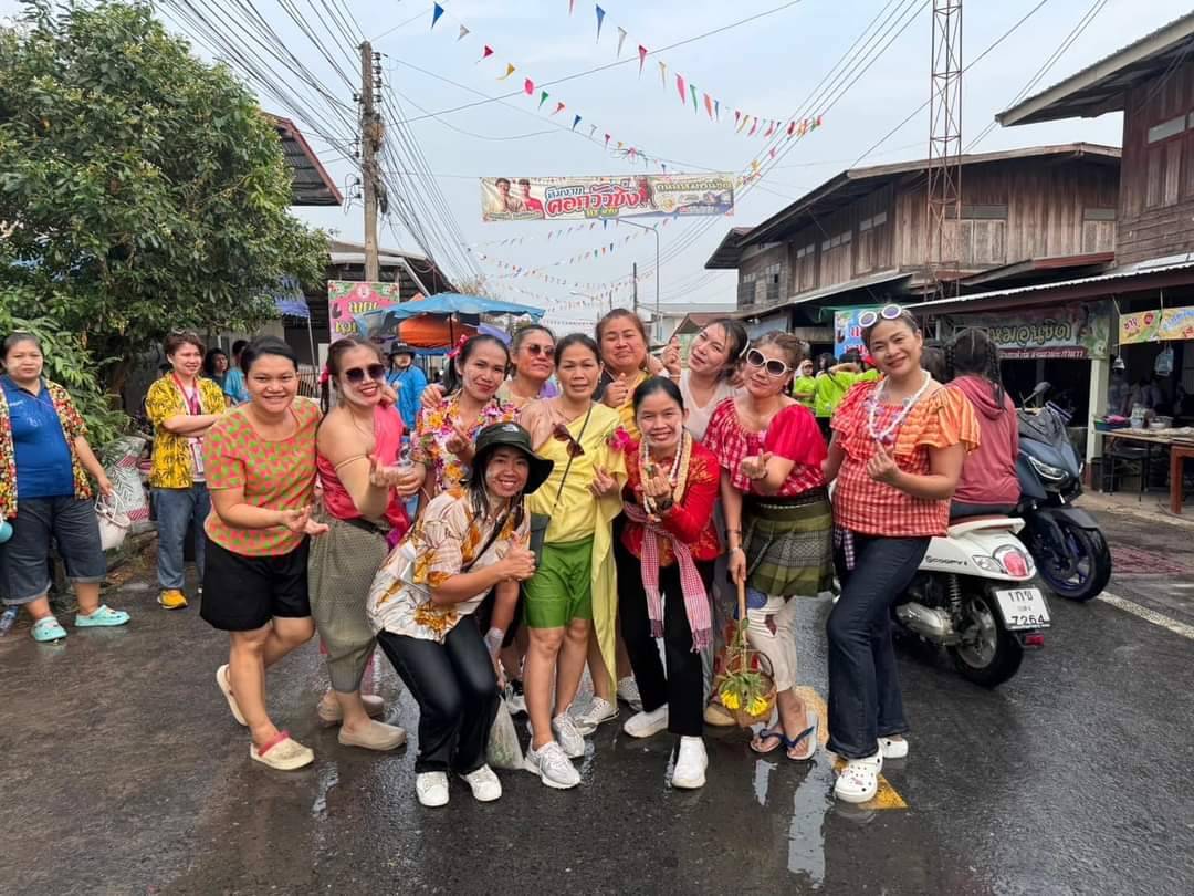 "คึกคัก"ถนนหมอนขิด สส.เขต.1ยโสธรเล่นสาดน้ำสงกรานต์ร่วมกับประชาชน"อย่างมวนชื่น" 
