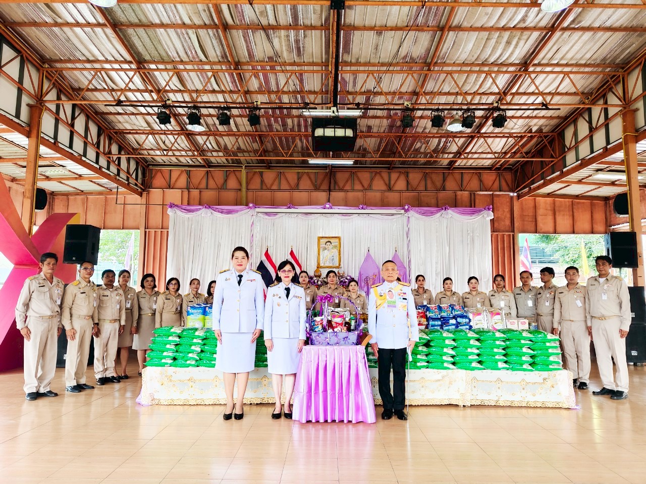 ในหลวง-พระราชินี โปรดเกล้าฯพระราชทานสิ่งของ เครื่องอุปโภคบริโภค และเวชภัณฑ์ทางการแพทย์ แก่สถานสงเคราะห์ต่าง ๆ เนื่องในโอกาสวันเฉลิมพระชนมพรรษา พระราชินี