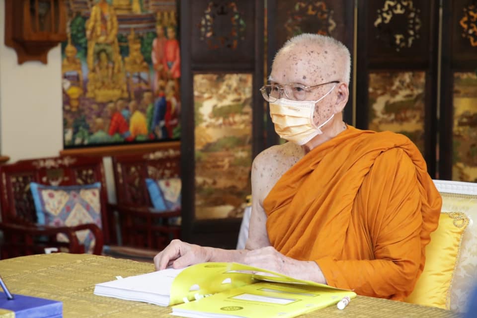 “สังฆราช” ประทานไฟพระฤกษ์สวดมนต์ข้ามปี
