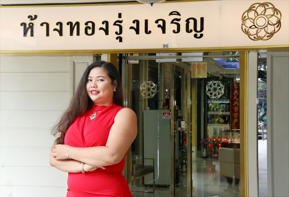 “60 ปี รุ่งเจริญ จิวเวลรี่” จากศรัทธาช่างทองไทย สู่ดีไซน์แฟชั่นเหนือยุค ส่องประกายบนเวทีโลก