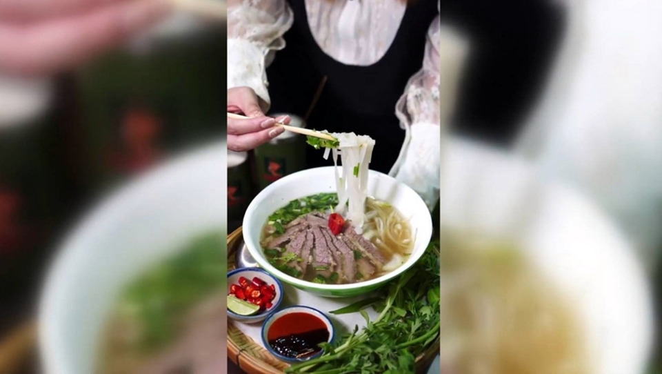“อัน นม นัว” สกลนคร เสิร์ฟเฝอเวียดนามรสเด็ด ชาวเวียดนามลองชิมยังชมอร่อยถึงใจ