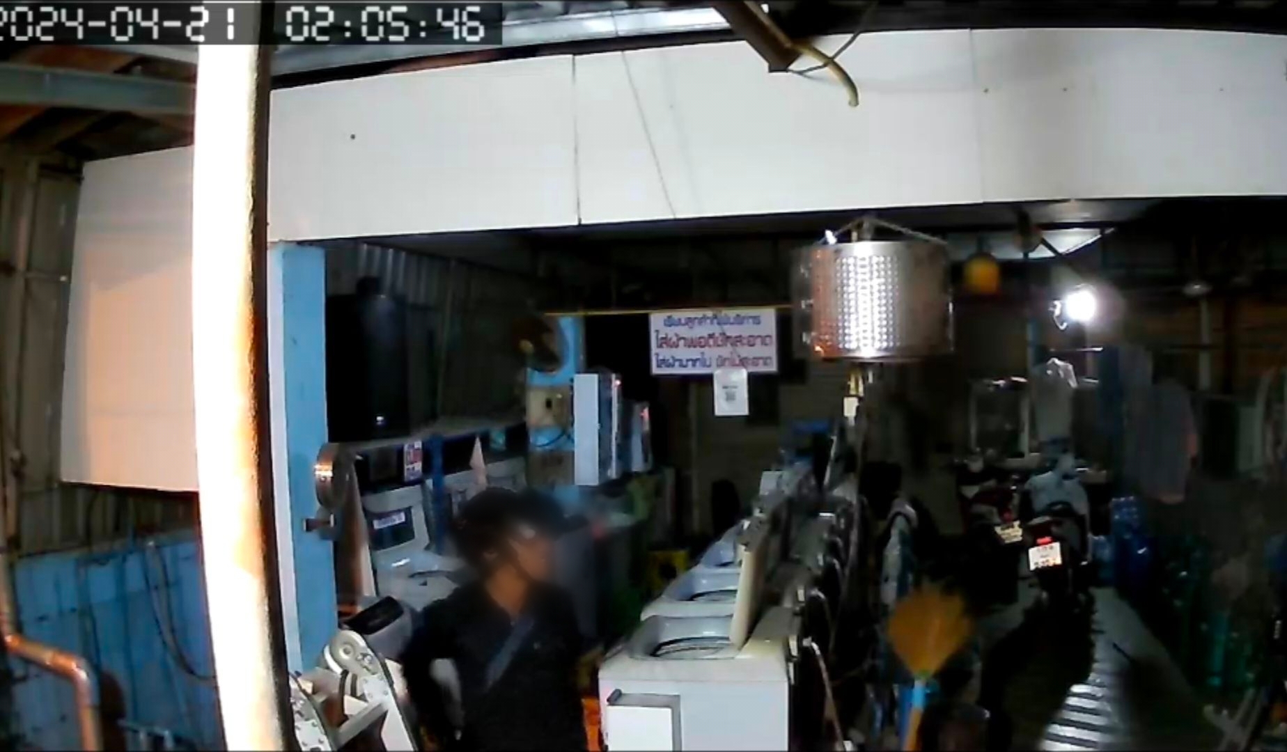 วงจรปิดจับภาพคนร้ายขโมยเสื้อผ้า-ถังแก๊ส ในร้านซักผ้า 24 ชั่วโมง