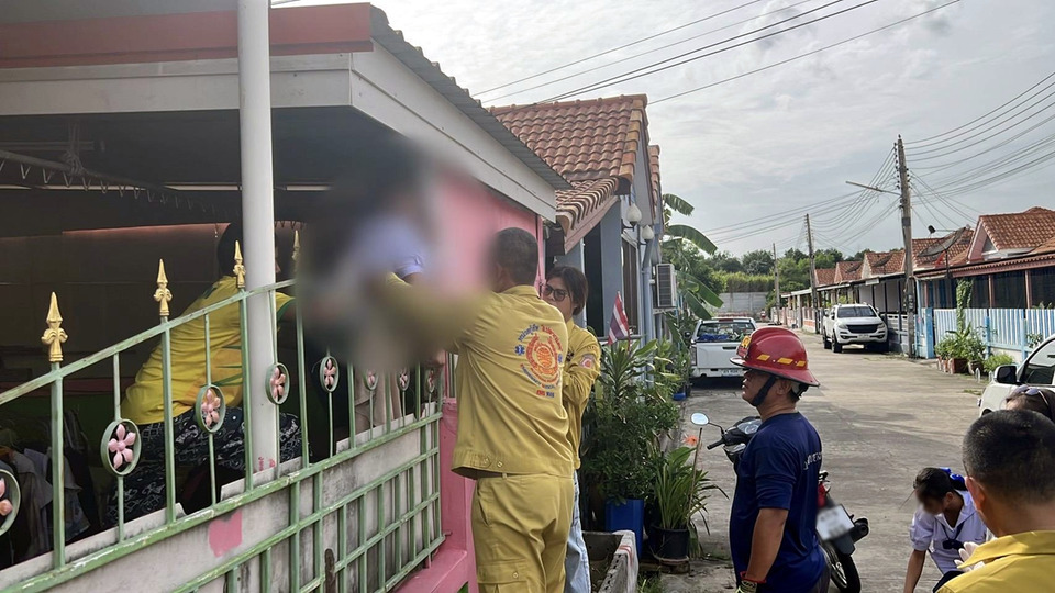 ระทึก! นักเรียนทำกุญแจหาย ปีนรั้วเข้าบ้านพลาดถูกเหล็กแหลมเสียบขาติดคารั้ว กู้ภัยเร่งช่วย