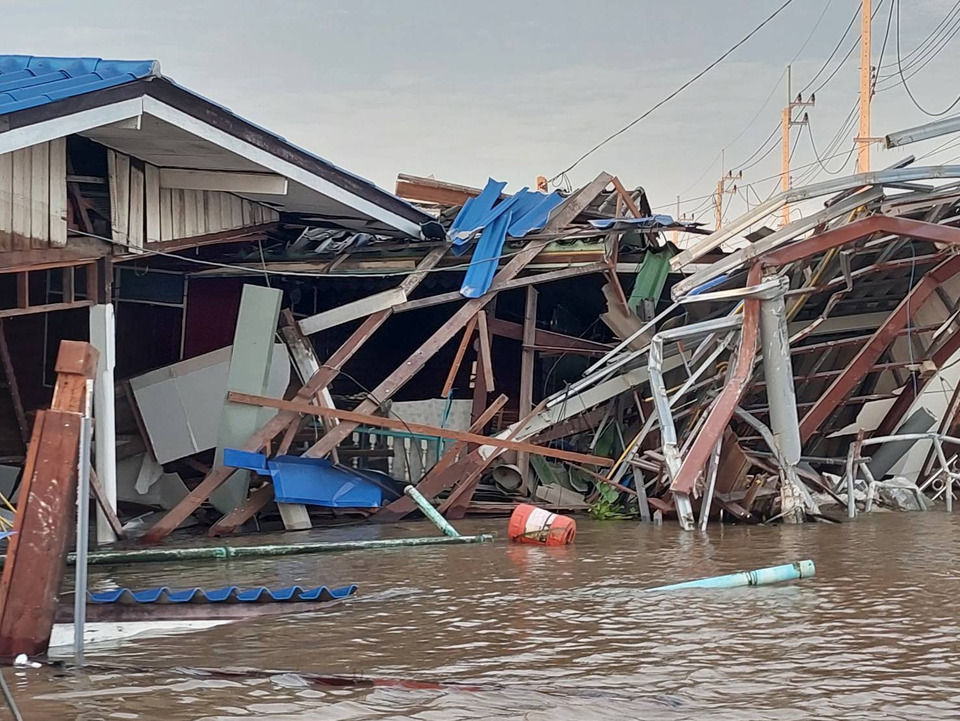 เรือสินค้าชนบ้านเกาะเกร็ดพัง 3 หลัง คดีเงียบ 2 เดือน เจ้าของเรืออ้างไม่มีเงิน 