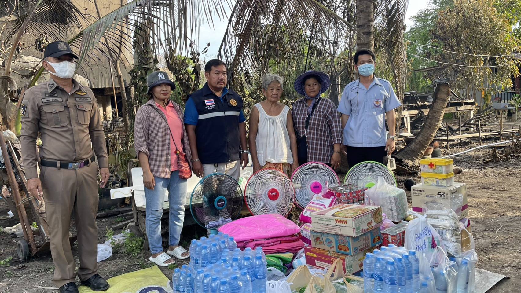 ขอบคุณน้ำใจคนไทย หลายหน่วยงานระดมช่วยเหลือเพลิงไหม้บ้าน2หลังชาวบ้านนครปฐม