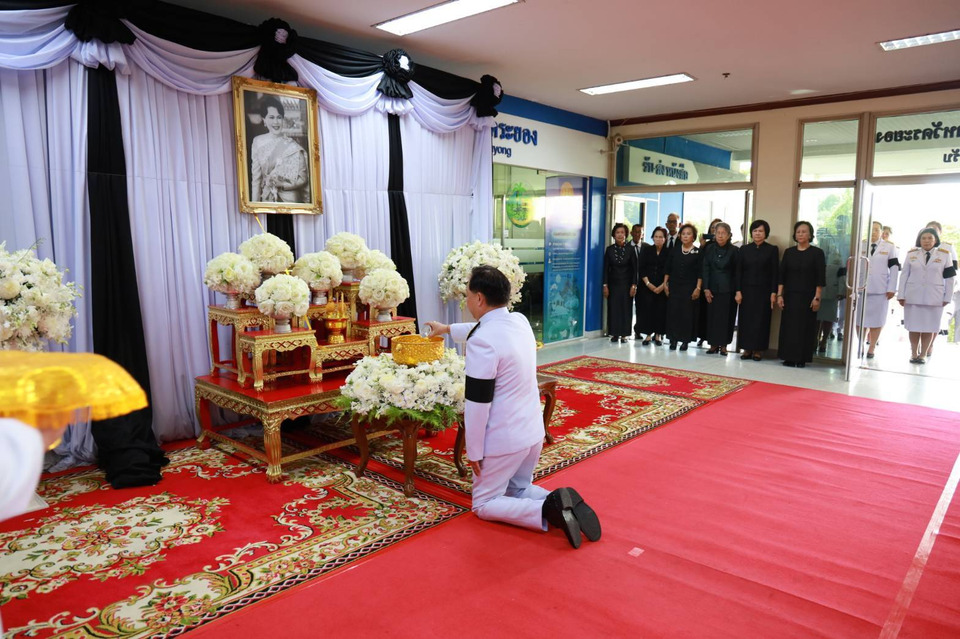 ผู้ว่าฯ ระยอง เป็นประธานพิธีถวายน้ำสรงพระบรมศพ -ลงนามถวายความอาลัย "พระพันปีหลวง"
