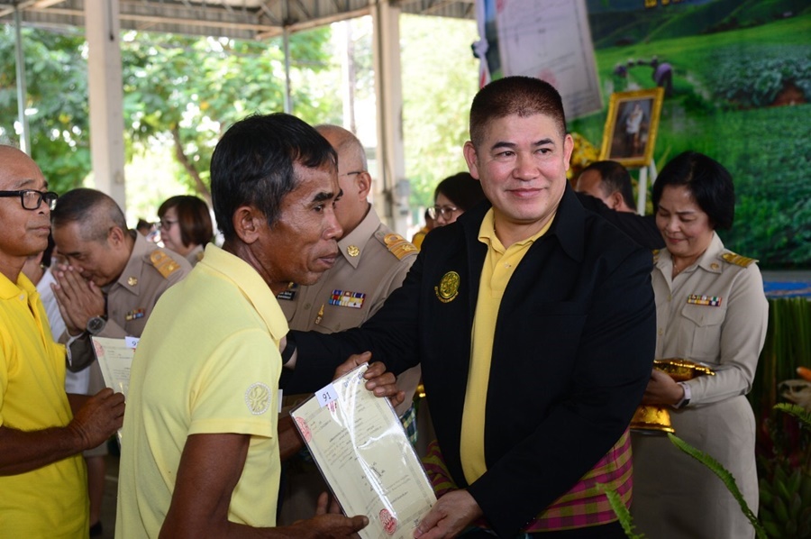 "ธรรมนัส" มอบ สปก.4-01 เกษตรกรเพชรบูรณ์ พัฒนาอาชีพเกษตรกรรม ลดความเหลื่อมล้ำสังคม