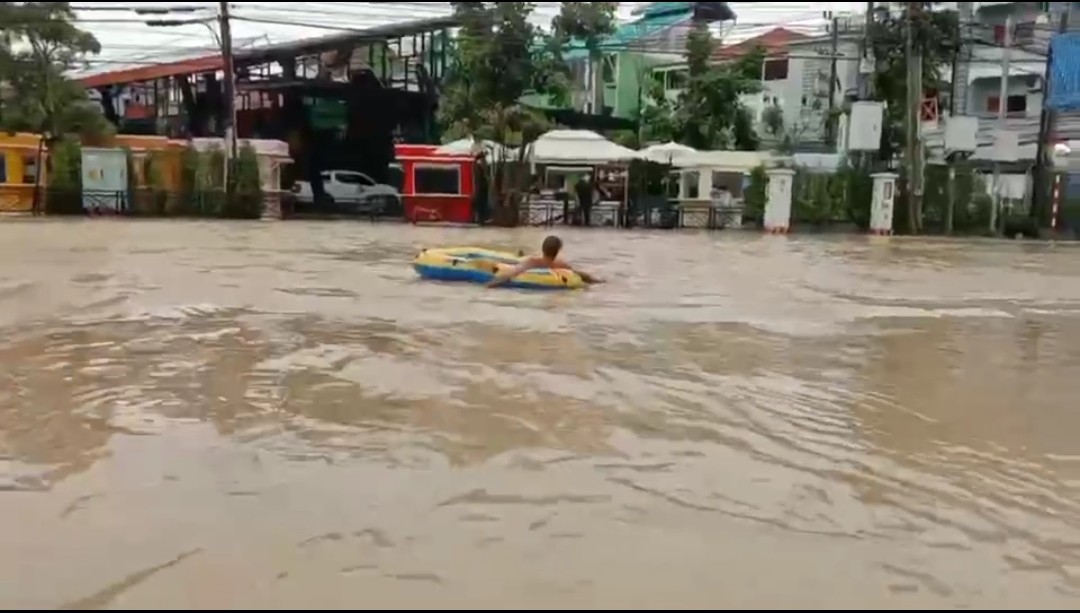 ฮือฮา ชาวบ้านขนเรือยางล่องกลางถนนพัทยา หลังฝนตกน้ำท่วม