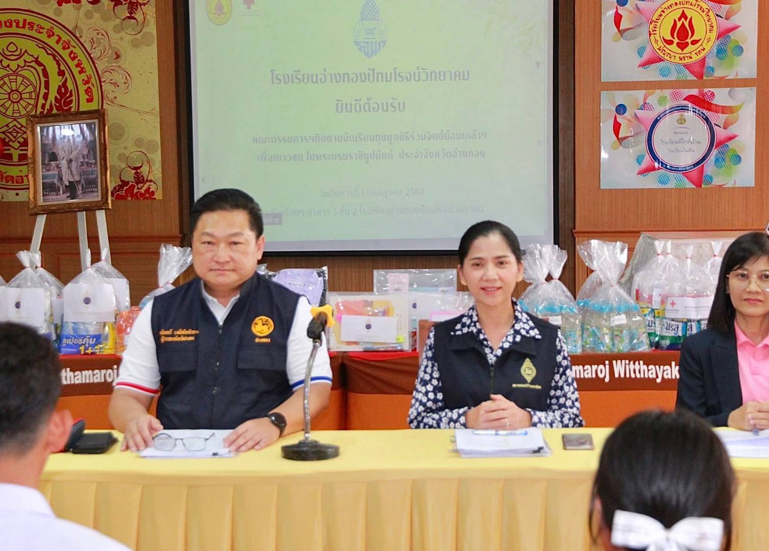 ผู้ว่าฯ นายกเหล่ากาชาดจังหวัดอ่างทอง ลงพื้นที่ติดตามนักเรียนทุนการศึกษาของมูลนิธิร่วมจิตต์น้อมเกล้า ฯ ประจำปี