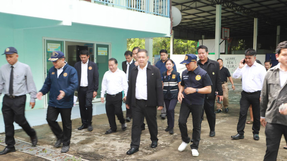 ผู้ว่าฯปทุมฯลงพื้นที่ด่วน! น้ำเจ้าพระยาทะลุพนังกั้นถนนท่วมบ้าน-โรงเรียนสามโคก เร่งอุดรอยรั่วกันน้ำลาม