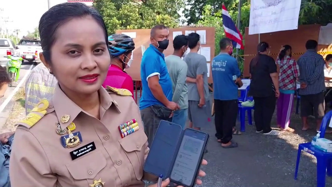 นอภ.ลาดหลุมแก้วเยี่ยมหน่วยเลือกตั้ง ย้ำ ปชช.ลืมบัตรสามารถใช้บัตรประชาชนดิจิทัล ThaiD เลือกตั้งได้