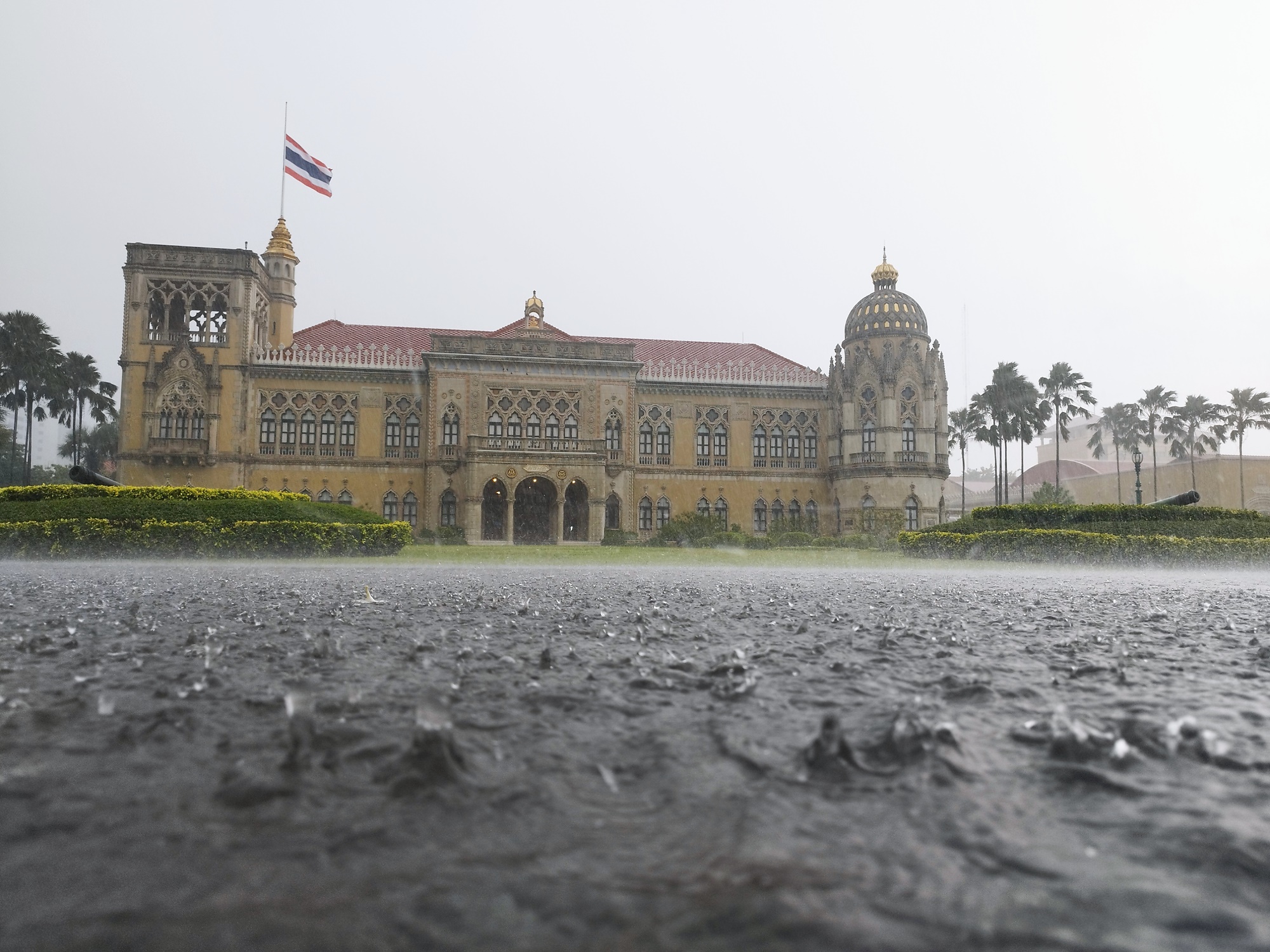 "ทำเนียบ"น้ำท่วม! ฝนถล่มกรุงก่อนเวลาคาดหมาย