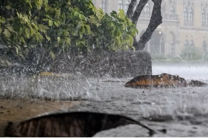 เช็คเลย!! กทม. เตือน 25 เขต คืนนี้ช่วง 3 ทุ่ม ฝนถล่มหนัก - หนักมาก