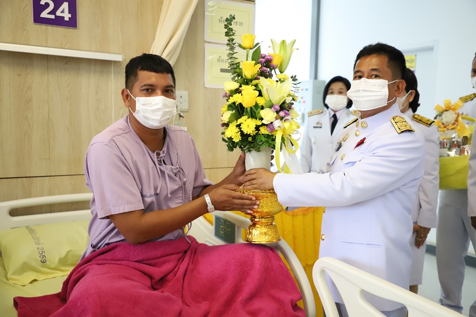 ในหลวงโปรดเกล้าฯรองผู้ว่าฯยะลาเชิญดอกไม้และตะกร้าสิ่งของพระราชทานมอบแก่จนท.ที่ได้รับบาดเจ็บจากคนร้ายลอบวางระเบิด