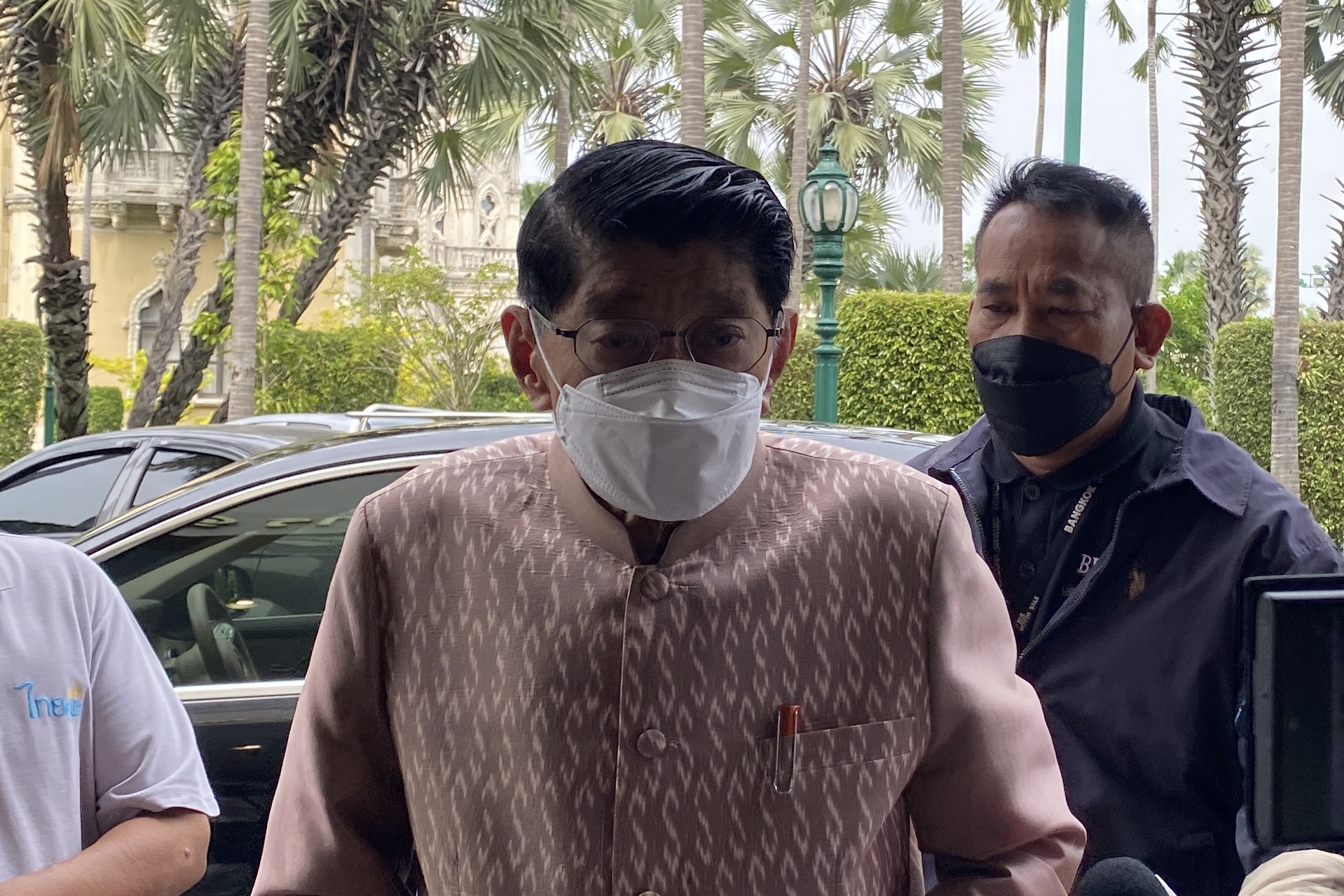 “วิษณุ” ย้ำ จ่ายเงินเองปมฝ่ายค้านกล่าวหาตัดสูทแลกโยกย้ายคนป.ป.ท. เผย รอดูท่าทีก่อนตัดสินใจ ฟ้อง-ไม่ฟ้อง