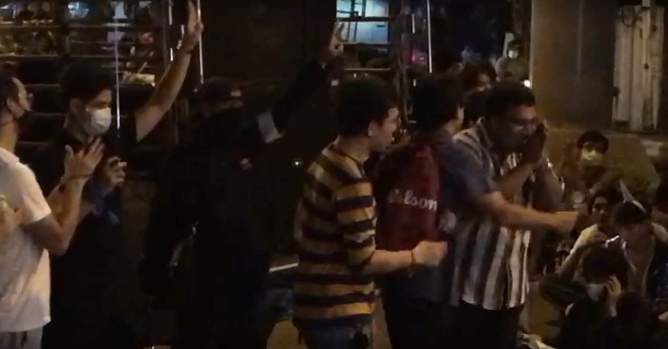 ม็อบมวลชนอุดมสุข-บางนาปิดถนนปราศรัยแยกอุดมสุข