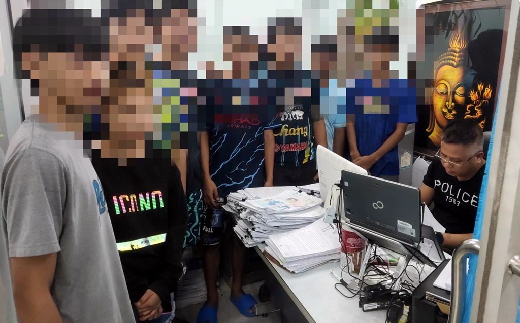 8 โจ๋รุม 1 ท้ายกระบะ เข้ามอบตัวแล้ว พร้อมยื่นประกันตัวทันที 
