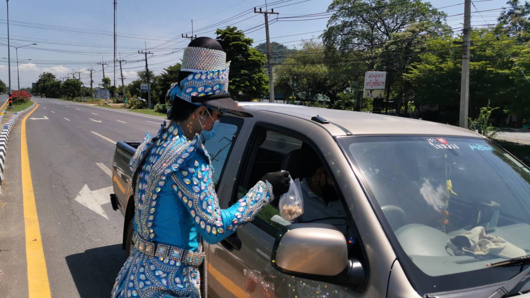 พระเอกลิเกเจอพิษโควิดแพแตก พาแม่มาขายขนมตามแยกไฟแดง หาเงินจ่ายไฟแนนซ์เลี้ยงลูกน้อยวัย 4 ขวบ