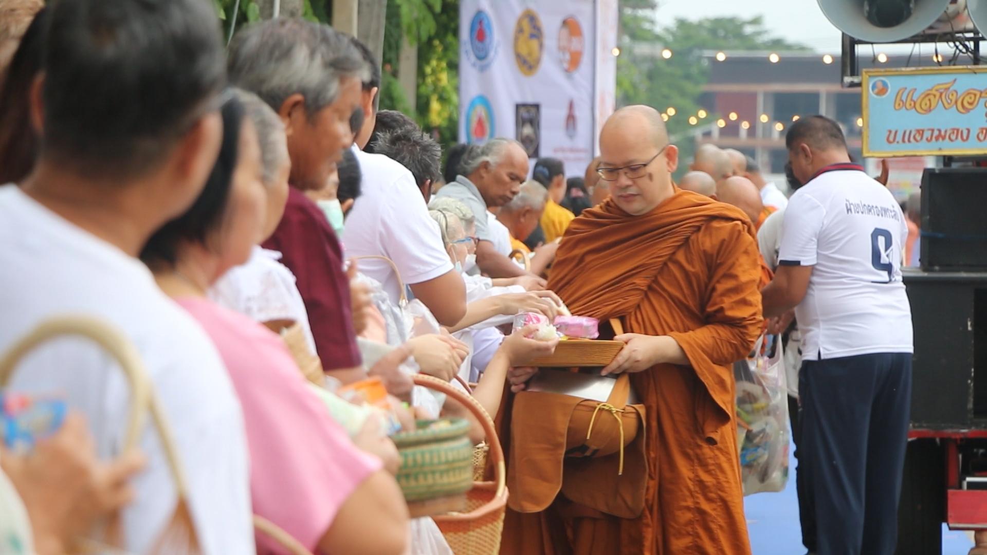 ชาวขอนแก่นพร้อมใจเดินวิ่ง-ใส่บาตรแน่นวัดเนื่องในวันวิสาขบูชาถือศีล 5 ถวายเป็นพุทธบูชา 