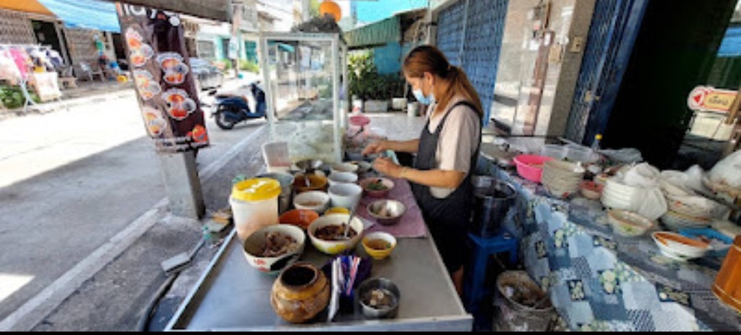 ยะลาแม่ค้าก๋วยเตี๋ยวหมูต้มยำเห็นใจลูกค้าตรึงขายราคาเดิม