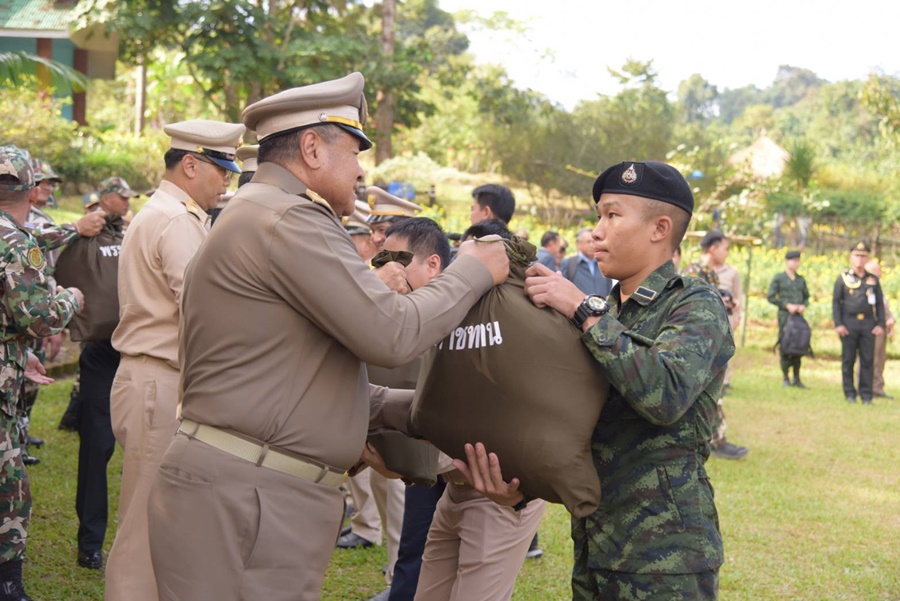 องคมนตรีเชิญถุงพระราชทานไปมอบแก่ราษฎรและผู้ปฏิบัติงานในพื้นที่จ.เชียงราย