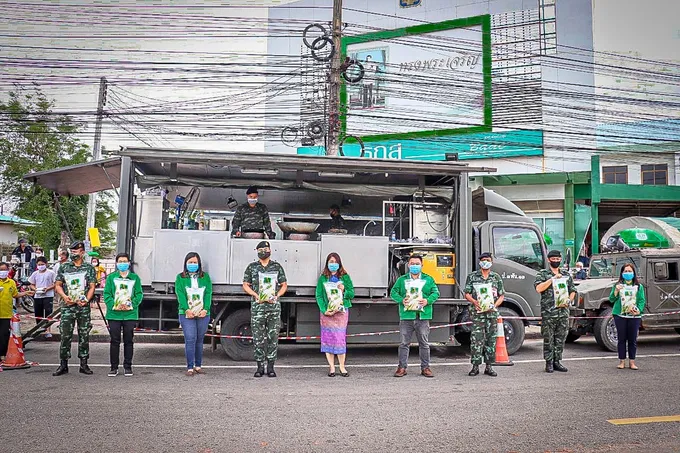 ทหารอยู่เคียงข้างประชาชน...ป.3 พัน.13 ค่ายยุทธศิลป์ประสิทธิ์ ร่วม ธกส.สาขาโนนสูง จ.อุดรธานี แจกจ่ายอาหารกล่อง ให้กับประชาชนสู้ภัยโควิด-19