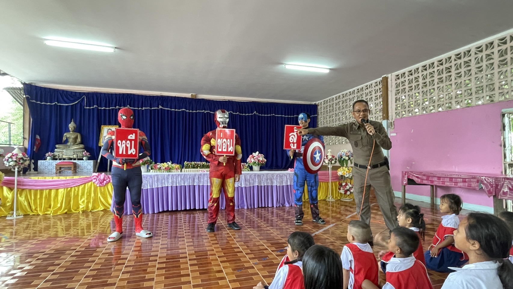 ทีมตำรวจชุดอเวนเจอร์ ออกให้ความรู้เรื่องบุหรี่ไฟฟ้า วิธี "หนี-ซ่อน-สู้" จากเหตุความไม่สงบในโรงเรียน