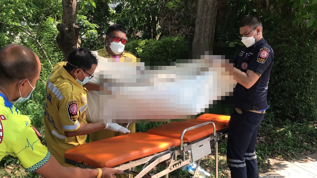 พบศพชายนิรนามนอนเสียชีวิตในพงหญ้าวัดพระศรีมหาธาตุบางเขน  พบจม.ระบุไม่มีญาติเผาให้ด้วย