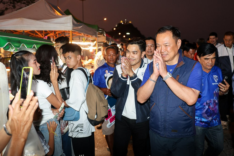 “อนุทิน” ลุยถนนคนเดินประจวบฯ ช่วยผู้สมัครรักษาแชมป์ ขอคะแนนยกบ้านให้ “ภูมิใจไทย”แวะร่วมร้องเพลง “เราสู้”