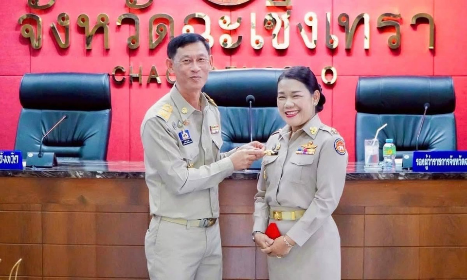 รองผู้ว่าแปดริ้วประดับเครื่องหมาย “สยบไพรีทอง” ผู้ใหญ่บ้านฮีโร่ ผลงานเด่น-ปราบยาเสพติดฉะเชิงเทรา 