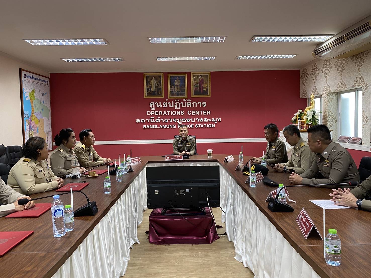 “รองตุ๋ย” มอบประกาศเกียรติคุณ ทีมงานโครงการชุมชนบำบัดยั่งยืน สภ.บางละมุง 