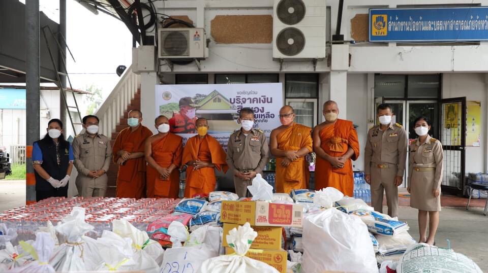 ผู้ว่าฯปู รับมอบสิ่งของคณะสงฆ์จ.สมุทรสาครและคณะกก.วัดเจษฎารามฯ นำมาช่วยเหลือผู้ประสบอุทกภััยจ.อ่างทอง