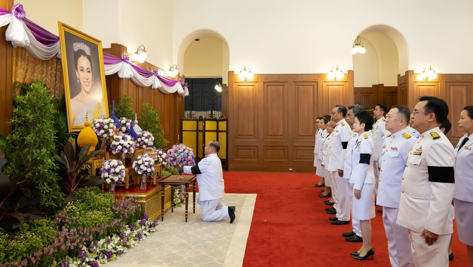 กรมสรรพสามิตทูลเกล้าฯ ถวายแจกันดอกไม้ พระพรชัยมงคล สมเด็จพระนางเจ้าฯ พระบรมราชินี