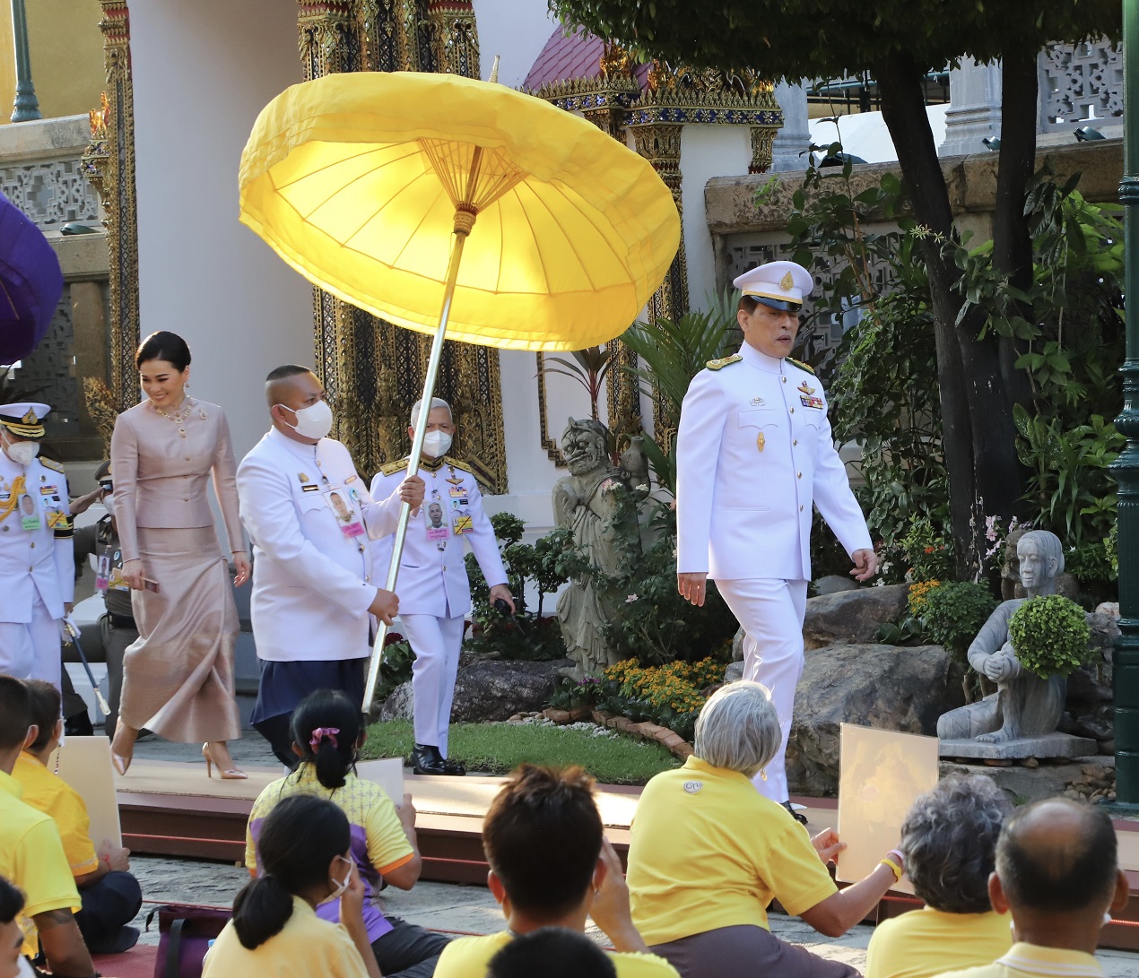 ในหลวงและสมเด็จพระราชินีเสด็จฯ ทรงบำเพ็ญพระราชกุศลวิสาขบูชาตั้งเปรียญพระภิกษุสามเณร