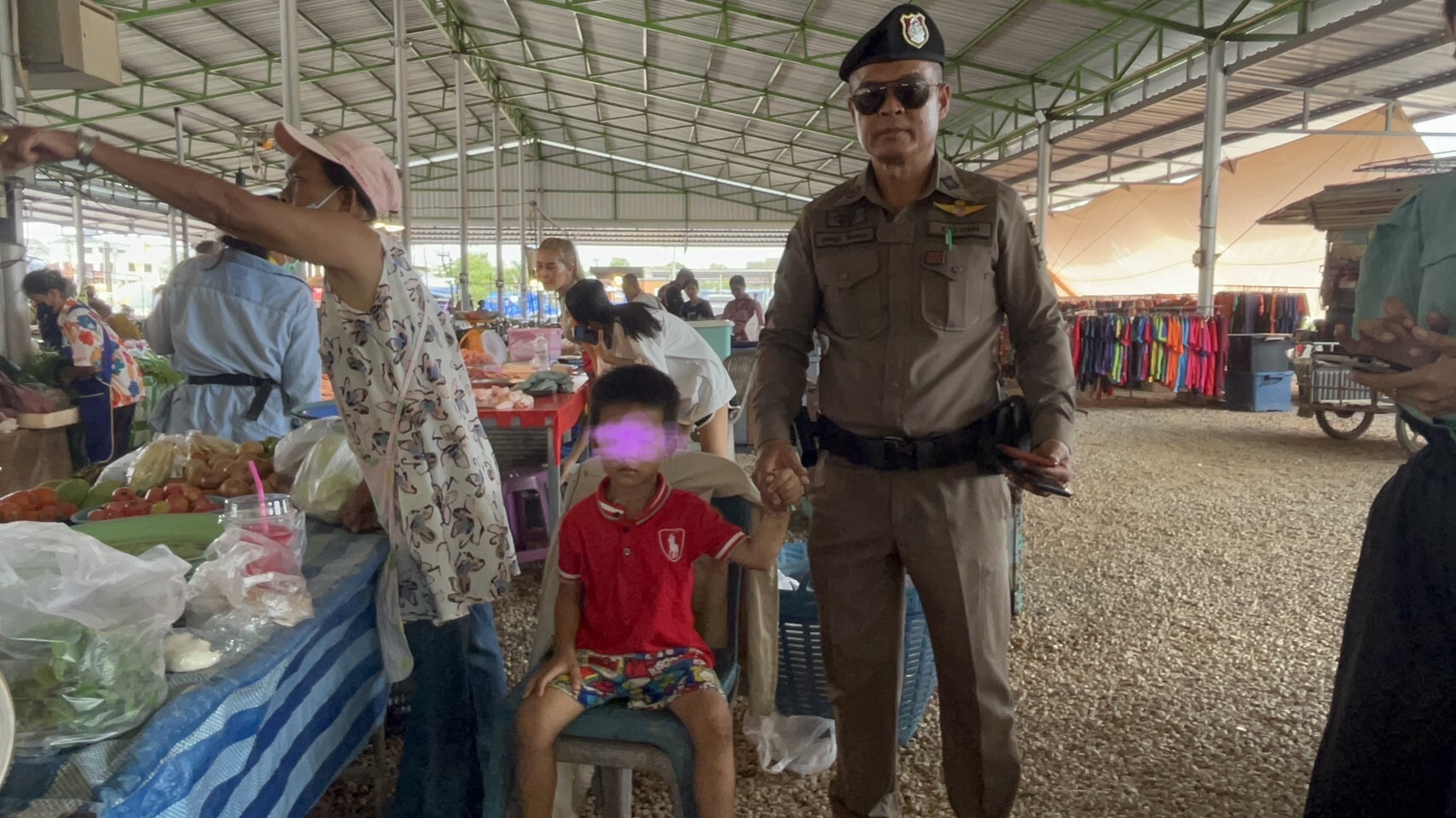 ระยอง พ่อค้าขายผักพบเด็กชายวัย 3-5 ขวบหลงทาง ยืนร้องไห้ริมถนน คาดเป็นลูกแรงงานต่างด้าว