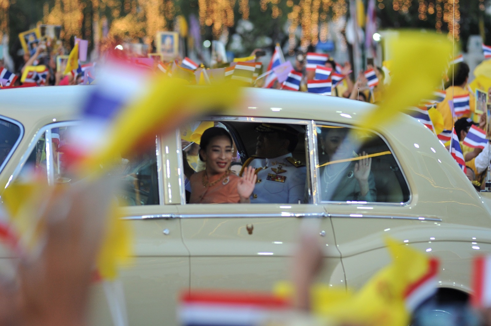 ในหลวง-พระราชินีเสด็จพระราชดำเนินเปลี่ยนเครื่องทรงฤดูหนาว ถวายพระพุทธมหามณีรัตนปฏิมากร ณ วัดพระศรีรัตนศาสดาราม 