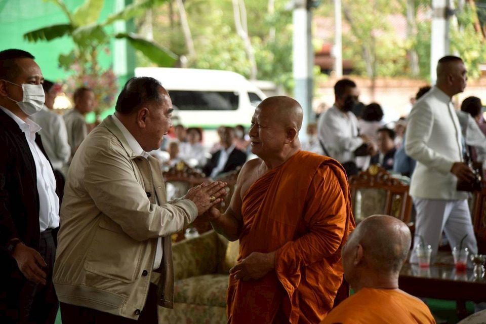 “ลุงป้อม” ยังฟิต! เดินสายทอดกฐินอยุธยา 2 วัด อุทิศบุญให้คุณแม่ – สักการะพระเจ้าตากสินฯ ตามประเพณีประจำปี